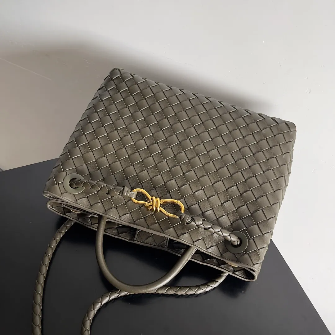 The 2023 new Andiamo batch of 2260 BV has been shipped‼ ️Really popular🔥The new Andiamo woven handbag launched by Bottega Veneta this season is really popular all over the world! ! Celebrities at home and abroad have worn it, and Oscar-winning actress Michelle Yeoh has taken it out on the street. Song Jia, Trai Yara, Yu Feihong, Sanji Ayaka, Rosie Hunting-Whiteley, Yoshioka Riho, etc. have all picked up this bag. It is classic and versatile, showing off its temperament, and the bag capacity is also large, which is very convenient for daily commuting! ! A variety of carrying methods, the shoulder straps can be adjusted by yourself, the original lambskin feels soft and delicate, and the unisex style breaks the gender boundaries and brings a more practical and long-lasting use experience. Andiamo, which has both elegant and casual styles, perfectly interprets the true appearance of "fashionable old money style". Style number: 743572 Size: 32*24*12